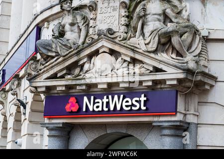 Wolverhampton, Angleterre – janvier 31 2024 : signalisation et logo de la High Street Bank, NatWest Banque D'Images