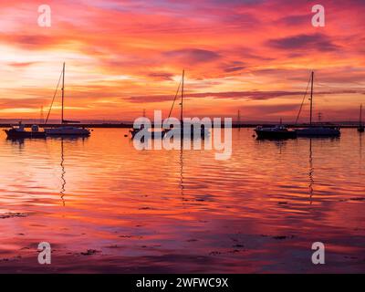 Queenborough, Kent, Royaume-Uni. 1 février 2024. Météo Royaume-Uni : magnifique coucher de soleil saharienne dans le port de Queenborough, Kent ce soir. Crédit : James Bell/Alamy Live News Banque D'Images