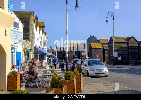 Cafés et pêcheurs's Net Huts sur Hastings Seafront, Rock-a-Nore Road, East Sussex, Royaume-Uni Banque D'Images