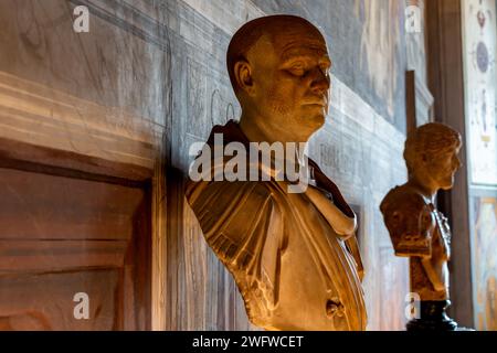 Gros plan d'un buste romain à l'intérieur de la Sala degli Elementi ou de la salle des éléments au Palazzo Vecchio, Florence, Italie Banque D'Images