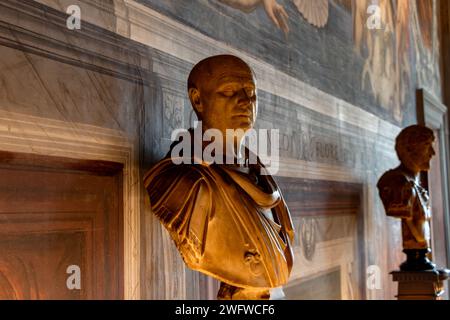 Gros plan d'un buste romain à l'intérieur de la Sala degli Elementi ou de la salle des éléments au Palazzo Vecchio, Florence, Italie Banque D'Images