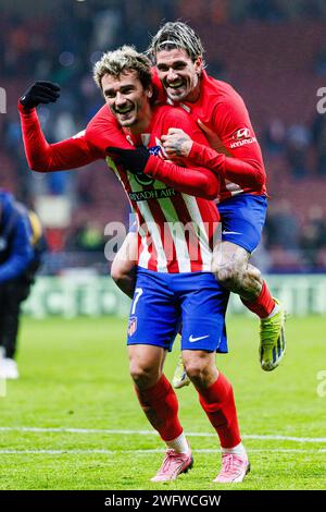 Madrid, Espagne. 01 février 2024. Madrid, Espagne Antoine Griezmann de l'Atletico de Madrid (G) célèbre avec son coéquipier Rodrigo de Paul (D) après avoir remporté le Rayo lors du match de football de la Liga entre l'Atletico Madrid et le Rayo Vallecano au Metropolitan Stadium de Madrid, Espagne. (Photo de Maria de Gracia Jimenez/SPP) (Maria de Gracia Jimenez/SPP) crédit : SPP Sport Press photo. /Alamy Live News Banque D'Images