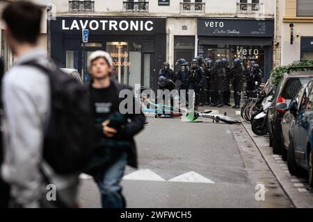 Paris, France. 01 février 2024. Une escouade de police vue pendant la manifestation. Des dizaines de lycéens ont bloqué l’entrée du Lycée Voltaire, et ont commencé une manifestation spontanée dans les rues de Paris, en signe de protestation contre le Premier ministre Gabriel Attal, ancien ministre de l’éducation nationale. Crédit : SOPA Images Limited/Alamy Live News Banque D'Images