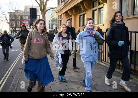 IST février 2024 : la militante climatique Greta Thunberg quitte aujourd'hui la Westminster magistrates court à Londres. Elle a été arrêtée le 17 octobre de l'année dernière lorsqu'elle a refusé de quitter une conférence sur le pétrole et le gaz. Elle a été accusée de « ne pas s’être conformée à une condition imposée en vertu de l’article 14 de la Loi sur l’ordre public ». Banque D'Images