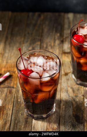 Cherry Cola rafraîchissante froide avec glace dans un verre Banque D'Images