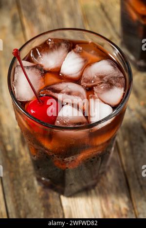 Cherry Cola rafraîchissante froide avec glace dans un verre Banque D'Images