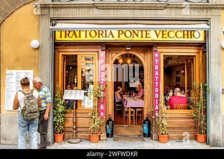 Les gens apprécient la nourriture à Trattoria Ponte Vecchio sur Lungarno degli Archibusieri, un restaurant à Florence, Italie Banque D'Images