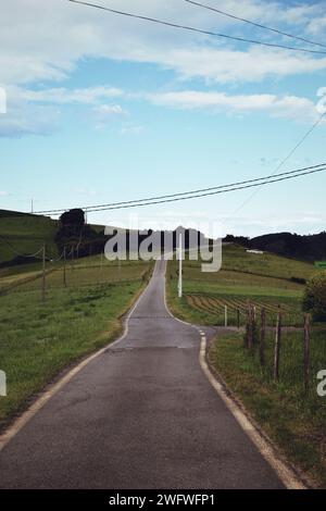 Route solitaire entre collines au pays Basque en Espagne le 20 juin 2021 Banque D'Images