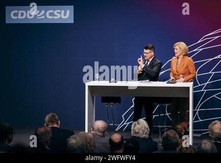 Boris Rhein, Ministerpraesident des Landes Hessen und Julia Kloeckner, Bundesschatzmeisterin der CDU, aufgenommen im Rahmen der Veranstaltung - Wir hoeren zu Gipfel der CDU/CSU-Fraktion i Wirtschaftswende fuer Deutschen Bundestag in Berlin, 01.02.2024. Berlin Deutschland *** Boris Rhein, ministre-président de l'État de Hesse et Julia Kloeckner, trésorière fédérale de la CDU, enregistrés à l'événement Wir hoeren zu Gipfel der CDU CSU Fraktion i Wirtschaftswende fuer Deutschland au Bundestag allemand à Berlin, 01 02 2024 Berlin Allemagne Copyright : xFelixxZahnx Banque D'Images