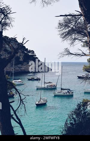 Bateaux amarrés sur la plage de Trebaluger à Minorque en Espagne le 6 août 2021 Banque D'Images