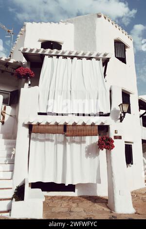maison blanche dans la ville de binibeca à minorque en espagne le 7 août 2021 Banque D'Images