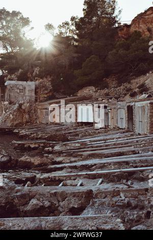 Coucher de soleil sur une plage à Ibiza en Espagne le 15 février 2023 Banque D'Images