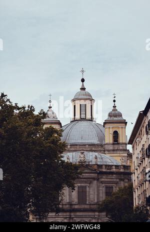 Arrière-plan Cathédrale dans le centre de Madrid en Espagne le 14 septembre 2021 Banque D'Images