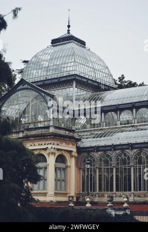 Célèbre palais de cristal situé dans le parc du Retiro de Madrid en Espagne le 14 septembre 2021 Banque D'Images