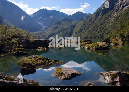 Vue sur le lac glacier de Bondhus (Bondhusvatnet) par une journée ensoleillée en été. Kvinnherad, Vestland, Norvège. Banque D'Images