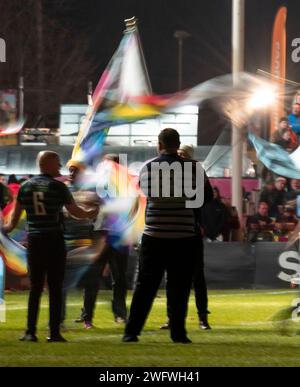 Les fans de rugby brandissent des drapeaux pour présenter les équipes aux Harlequins vs Leicester Tigers, The Stoop, Twickenham, Londres Royaume-Uni le 26 janvier 2024. Finale Banque D'Images