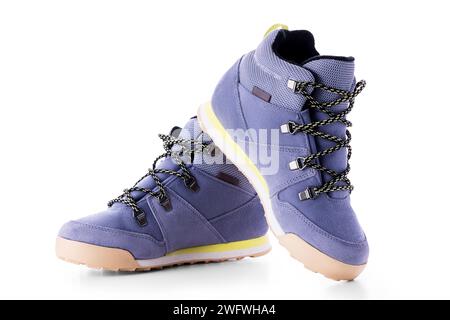 Chaussures d'hiver pour enfants pour sport de plein air, marche, trekking, randonnée, tourisme, isolé sur fond blanc Banque D'Images