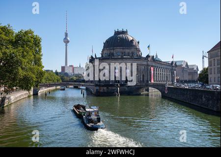 06.09.2023, Berlin, Allemagne, Europe - vue depuis le pont de Monbijou sur les rives de la Spree avec un bateau sur la rivière devant le Musée Bode. Banque D'Images