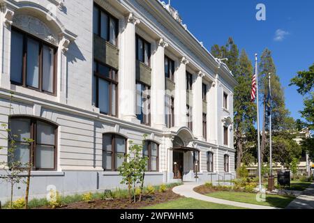 Salem, OR, États-Unis - 11 juin 2023 ; façade du bâtiment de la Cour suprême de l'Oregon à Salem avec drapeaux Banque D'Images