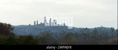 Silhouette des tours de genre de San Gimignano qui ressemblent à la Skyline de Manhattan, Toscane, Italie, Europe Banque D'Images