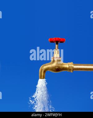 L'eau coule d'un robinet Banque D'Images