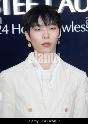 Séoul, Corée du Sud. 1 février 2024. L'auteur-compositeur-interprète sud-coréen Lee Chan-hyuk, membre de K-Pop Duet AKMU, assiste à un photocall pour l'événement Estee Lauder double Wear Square pop-up store ouvert au magasin phare Seongsu à Séoul, en Corée du Sud, le 1 février 2024. (Photo : Lee Young-ho/Sipa USA) crédit : SIPA USA/Alamy Live News Banque D'Images