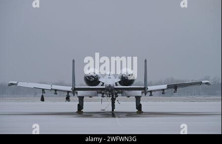 Un avion de soutien aérien rapproché A-10C Thunderbolt II est montré stationné sur la ligne de vol pendant une tempête hivernale à la Selfridge Air National Guard base, Michigan, le 11 janvier 2024. Les avions sont prêts à soutenir les missions de formation et les missions opérationnelles dans toutes les conditions à la base aérienne de la Garde nationale de Selfridge. Banque D'Images