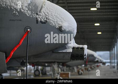 Un avion de soutien aérien rapproché A-10C Thunderbolt II est montré stationné sur la ligne de vol pendant une tempête hivernale à la Selfridge Air National Guard base, Michigan, le 11 janvier 2024. Avions de la 127th Wing, Michigan Air National Guard, prêts à soutenir les missions d'entraînement et opérationnelles dans toutes les conditions à la base de la Garde nationale aérienne de Selfridge. Banque D'Images