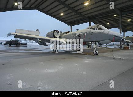 Un avion de soutien aérien rapproché A-10C Thunderbolt II est montré stationné sur la ligne de vol pendant une tempête hivernale à la Selfridge Air National Guard base, Michigan, le 11 janvier 2024. Avion de la 127th Wing, Michigan Air National Guard, « Stand Ready » pour soutenir l'entraînement et les missions opérationnelles dans toutes les conditions à Selfridge Air National Guard base. Banque D'Images