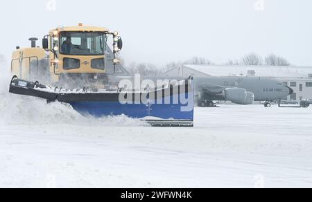 Le temps froid et la neige arrivent à Selfridge Air National Guard base, Michigan, où le personnel du 127th civil Engineer Squadron effectue des opérations de déneigement autour des avions de ravitaillement en air KC-135T Stratotanker en préparation de l'entraînement du 16 janvier 2024. Banque D'Images