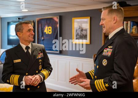 Le vice-amiral Doug Perry, commandant de la 2e flotte américaine, s'entretient avec le capitaine Rick Burgess, commandant du porte-avions de classe Ford USS Gerald R. Ford (CVN 78), dans la cabine portuaire du commandant alors que le navire se prépare à retourner à la base navale de Norfolk après un déploiement de huit mois, le 17 janvier 2024. Le Gerald R. Ford Carrier Strike Group a été déployé dans la zone d'opérations des forces navales américaines en Europe, employé par la 6e flotte américaine pour défendre les intérêts américains, alliés et partenaires. Banque D'Images