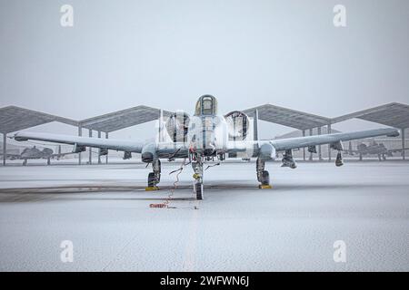 Le temps hivernal est arrivé dans le sud-est du Michigan le 12 janvier 2024, créant un paysage enneigé pour les avions et les installations à la base de la garde nationale aérienne de Selfridge, Michigan Quelle que soit la température, la 127th Wing est toujours prête, fonctionnant 24 heures sur 24, 365 jours par an, pour soutenir l'État et la nation. Banque D'Images