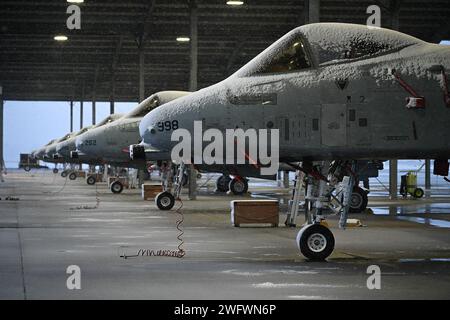 A-10C Thunderbolt II sont stationnés sur la ligne de vol pendant une tempête hivernale à la base de la Garde nationale de Selfridge Air, Michigan, le 11 janvier 2024. Avion de la 127th Wing, Michigan Air National Guard, « Stand Ready » pour soutenir l'entraînement et les missions opérationnelles dans toutes les conditions à Selfridge Air National Guard base. Banque D'Images