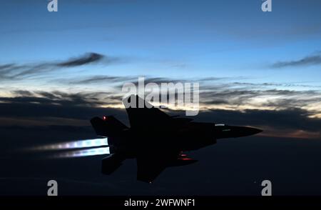 Le 1e lieutenant Steven Fleming, pilote de F-15C Eagle affecté au 159e escadron de chasse de la Florida Air National Guard, mène des opérations aériennes nocturnes pendant l'exercice Rel‡mpago VIII à Palanquero, en Colombie, le 31 août 2023. Les avions de la Colombia Aerospace Force et de la U.S. Air Force volent ensemble et les uns contre les autres dans le cadre d’un entraînement utilisant les normes de l’OTAN pour promouvoir une interopérabilité sans faille. Banque D'Images