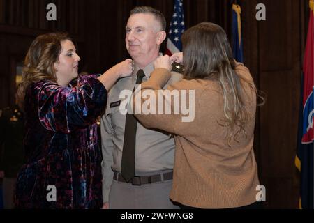 Le major général Dan Degelow, garde nationale de l'Indiana, au centre, reçoit son grade de deux étoiles de la part de ses filles, Delany et Dixie, lors de sa cérémonie de promotion à Stout Field, le samedi 20 janvier 2024. Banque D'Images