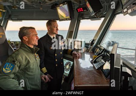 Le vice-amiral Doug Perry, commandant de la 2e flotte américaine, discute avec le capitaine Rick Burgess, commandant du porte-avions de classe Ford USS Gerald R. Ford (CVN 78), sur la passerelle de navigation alors que le navire se prépare à retourner à la base navale de Norfolk après un déploiement de huit mois, le 17 janvier 2024. Le Gerald R. Ford Carrier Strike Group a été déployé dans la zone d'opérations des forces navales américaines en Europe, employé par la 6e flotte américaine pour défendre les intérêts américains, alliés et partenaires. Banque D'Images