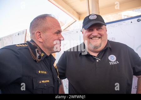 Dr 4724, septembre 2,2023, Lahaina, Maui, HI : Bob Fenton, coordonnateur fédéral en chef de la réponse, et John Pelletier, chef de la police de Maui, partagent un rire après avoir assisté à un briefing à la zone de rassemblement des incendies de Lahaina, le président de la Chambre, Kevin McCarthy et les membres du Congrès, les représentants David Joyce, Jill Takuda, Jared Moskiwitz et Russ Fulcher visitent la zone ravagée par le feu de Lahaina, Maui, Hawaï. Patsy Lynch/FEMA, Banque D'Images