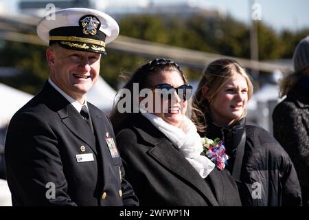 Le capitaine Rick Burgess, commandant de l'USS Gerald R. Ford (CVN 78), observe aux côtés de sa famille alors que les marins débarquent à la base navale de Norfolk après les navires ; déploiement inaugural de huit mois, le 17 janvier 2024. Le Gerald R. Ford Carrier Strike Group (GRFCSG) a achevé un déploiement prévu dans les forces navales américaines Europe-Afrique/États-Unis Sixième zone d’opérations de la flotte, démontrant l’engagement et la capacité de projection de puissance de la force déployée à l’échelle mondiale de la Marine. Banque D'Images