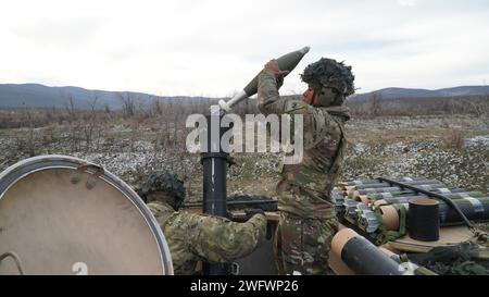 Des soldats du 1e Bataillon, 6e Régiment d'infanterie, équipe de combat de la 2e Brigade blindée 'Strike', 1e Division blindée, rattachée à la "Task Force 82", ont mené un exercice de tir réel du Programme d'entraînement et d'évaluation du mortier (MORTEP) dans la zone d'entraînement de Novo Selo, Bulgarie, du 9 au 11 janvier. Le « MORTEP » évalue les équipages de mortier sur toutes les tâches tactiques requises pour livrer des tirs de précision en combat rapproché. Banque D'Images