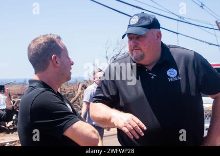 Dr 4724, septembre 2,2023, Lahaina, Maui, HI : Bob Fenton, coordinateur fédéral en chef de la réponse, et le représentant Jared Moskiwitz discutent au cours d'une visite de la zone ravagée par le feu de Lahaina, Maui, HI. Patsy Lynch/FEMA, Banque D'Images