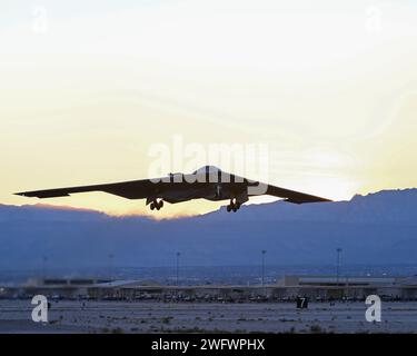 Un B-2 Spirit décolle pendant Bamboo Eagle de la base aérienne de Nellis, Nevada, le 24 janvier 2024. Bamboo Eagle fournit aux aviateurs, aux alliés et aux partenaires un espace de bataille multidimensionnel représentatif du combat pour mener une formation avancée à l'appui des intérêts nationaux des États-Unis. Banque D'Images