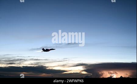 Le 1e lieutenant Steven Fleming, pilote de F-15C Eagle affecté au 159e escadron de chasse de la Florida Air National Guard, mène des opérations aériennes nocturnes pendant l'exercice Rel‡mpago VIII à Palanquero, en Colombie, le 31 août 2023. Les avions de la Colombia Aerospace Force et de la U.S. Air Force volent ensemble et les uns contre les autres dans le cadre d’un entraînement utilisant les normes de l’OTAN pour promouvoir une interopérabilité sans faille. Banque D'Images