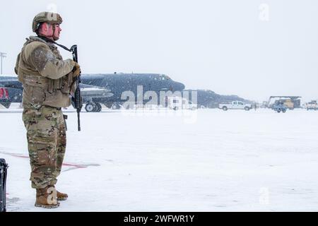 Un défenseur du 5th Bomb Wing Security Forces Squadron monte la garde lors d'une tempête hivernale pendant l'exercice Prarie/Bayou vigilance 24-2 à la base aérienne de Minot, Dakota du Nord, le 6 décembre 2024. Malgré les intempéries, l’équipe Minot maintient une capacité stratégique crédible qui renforce la dissuasion des menaces contre les États-Unis, leurs alliés et leurs partenaires. Banque D'Images