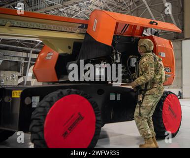 Un défenseur du 5th Security Forces Squadron effectue un balayage de sécurité de l’équipement de maintenance lors d’une purge de ligne de vol à l’appui de l’exercice Prairie vigilance/Bayou vigilance 24-2, à la base aérienne de Minot, Dakota du Nord, le 5 janvier 2024. Une « purge » est un balayage de sécurité spécial qui prépare une zone pour les actifs de niveau de protection 3. Banque D'Images