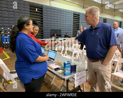 Dr 4724, septembre 2,2023, Lahaina, Maui, HI : le président de la Chambre, Kevin McCarthy, Bob Fenton, coordinateur fédéral en chef de la réponse, et les membres du Congrès, les représentants David Joyce, Jill Takuda, Jared Moskiwitz et Russ Fulcher visitent la RDC de Lahaina et posent avec le personnel pour une photo de groupe. La délégation du Congrès a visité la zone ravagée de Lahaina, Maui, HI. SOH McCarthy accueille certains membres du personnel de la SBA à la RDC à Lahaina. Patsy Lynch/FEMA, Banque D'Images