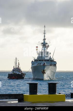 230901-N-EJ241-1017 DIEGO GARCIA, territoire britannique de l’océan Indien – la frégate canadienne de classe Halifax NCSM Montreal (FFH 336) arrive à Diego Garcia pour une visite portuaire prévue le 1 septembre 2023. La visite a souligné l'importance stratégique de Diego Garcia pour un Indo-Pacifique libre et ouvert durable en permettant la présence, en assurant l'accès et en fournissant la défense aux biens communs mondiaux. Banque D'Images