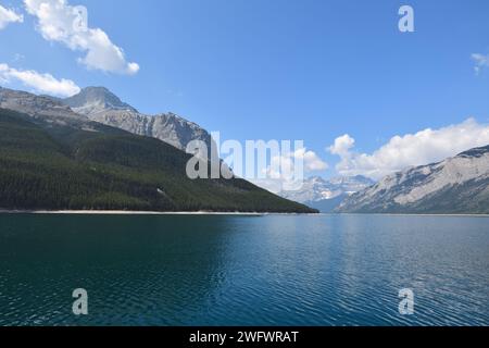Vue imprenable sur le mont Girouard et Cascade Mountain qui entourent le lac Minnewanka à Banff, Alberta, Canada Banque D'Images
