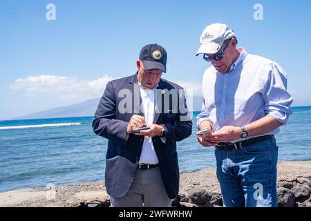 Dr 4724,September 2,2023, Lahaina, Maui, HI : Josh Green, gouverneur d'Hawaï et le représentant Russ Fulcher échangent leurs coordonnées lors d'une tournée dans la zone ravagée par le feu de Lahaina, Maui, HI. Patsy Lynch/FEMA, Banque D'Images