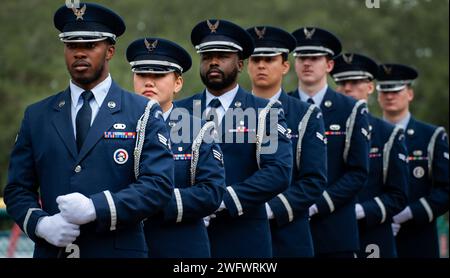 Des aviateurs de l'armée de l'air se tiennent dans une file d'attente avant une manifestation funéraire pleine honneur lors de la cérémonie de remise des diplômes de la Garde d'honneur le 26 janvier 2024 à la base aérienne d'Eglin, en Floride. Environ 123 nouveaux aviateurs ont obtenu leur diplôme du cours de plus de 120 heures. La démonstration de remise des diplômes comprend des détails sur le drapeau, une volée de fusil, des porteurs de palettistes et un bugler pour les amis, la famille et le leadership. Banque D'Images