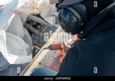 YOKOSUKA, Japon (5 janvier 2024) l’apprenti aviateur Harris Grupee, de Monrovia, au Libéria, utilise un pistolet à aiguille pour préserver le pont d’envol du seul porte-avions déployé à l’avant de la marine américaine, l’USS Ronald Reagan (CVN 76), alors qu’il était commandant au port, Fleet Activities Yokosuka, janvier 5. Ronald Reagan, le navire amiral du Carrier Strike Group 5, fournit une force prête au combat qui protège et défend les États-Unis, et soutient les alliances, les partenariats et les intérêts maritimes collectifs dans la région Indo-Pacifique. Banque D'Images